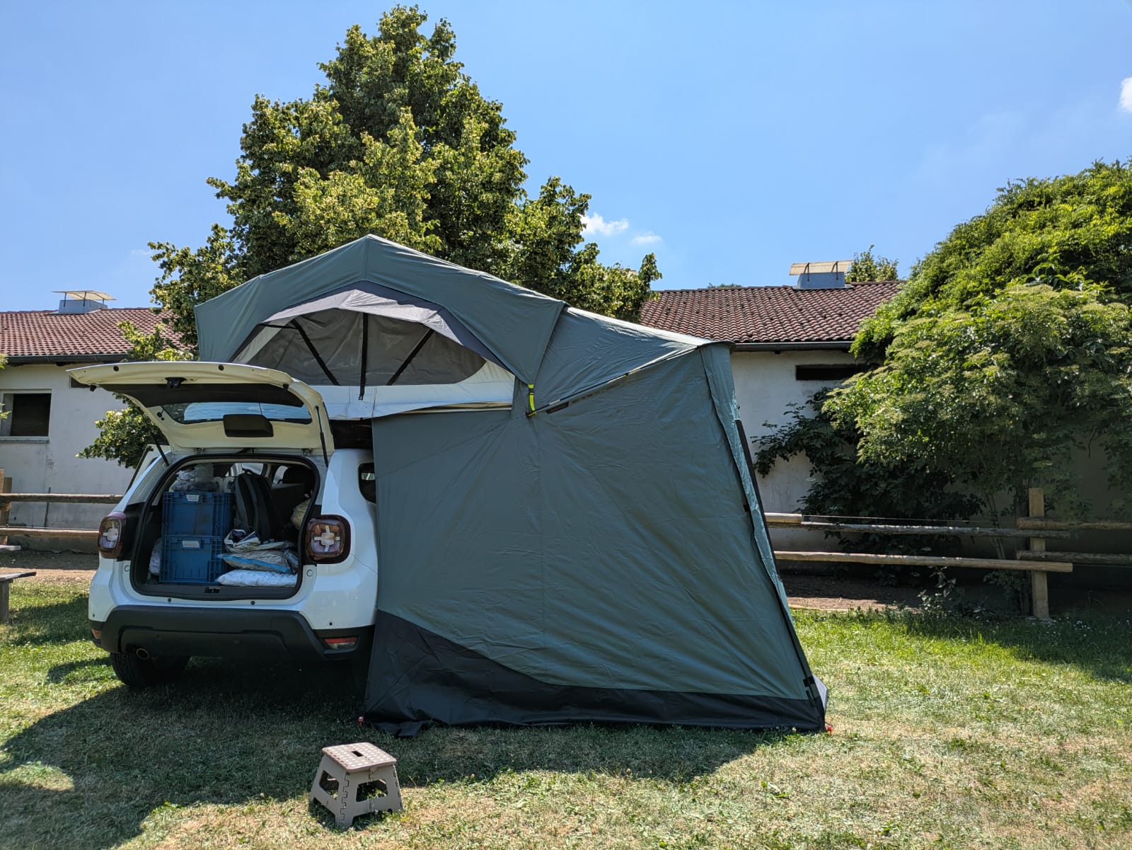 Dachzelt Quechua MH500 auf einem Dacia Duster auf einem Landvergnügen Platz
